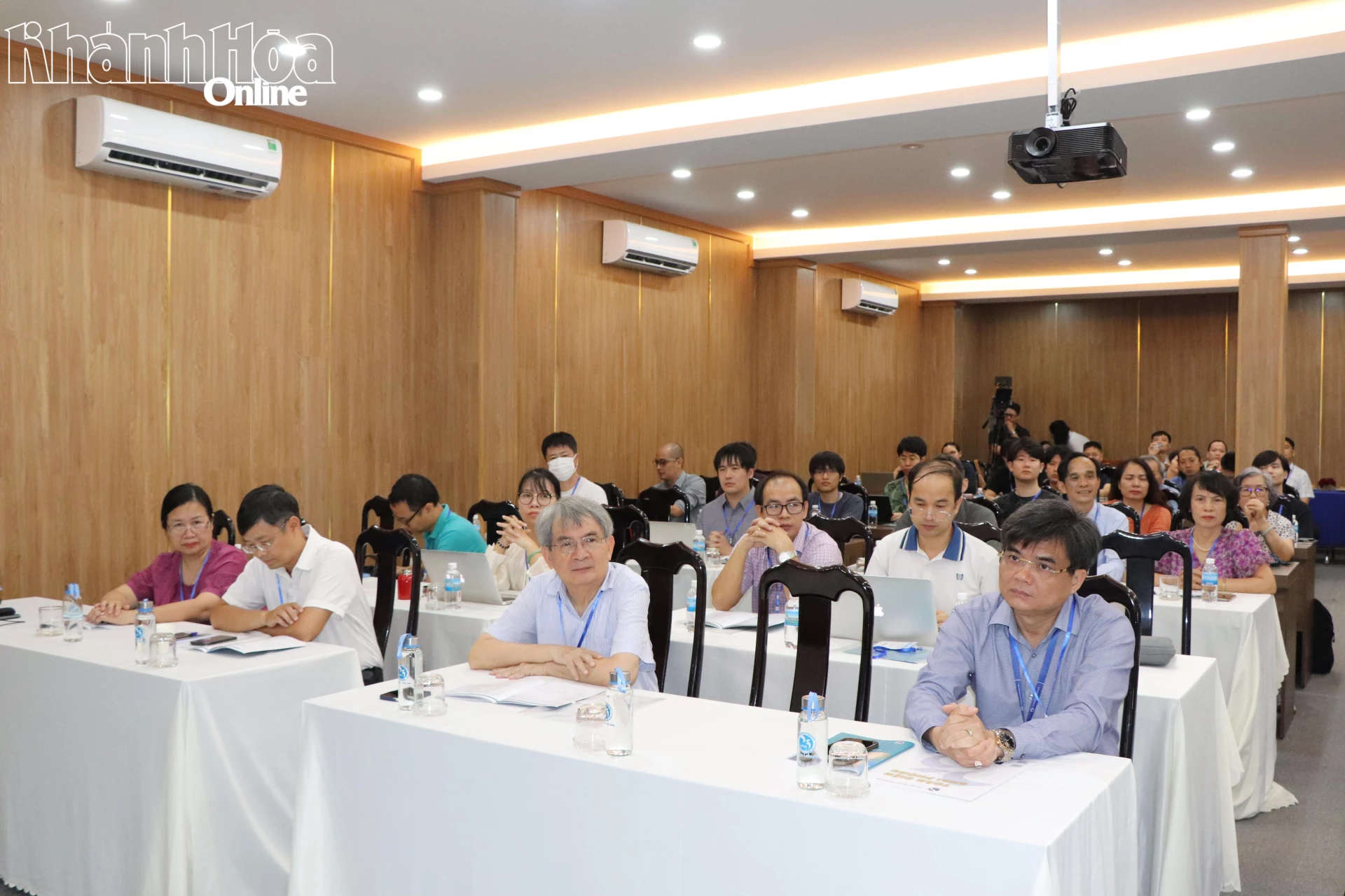 Các  đại  biểu  tham  dự  hội  thảo.