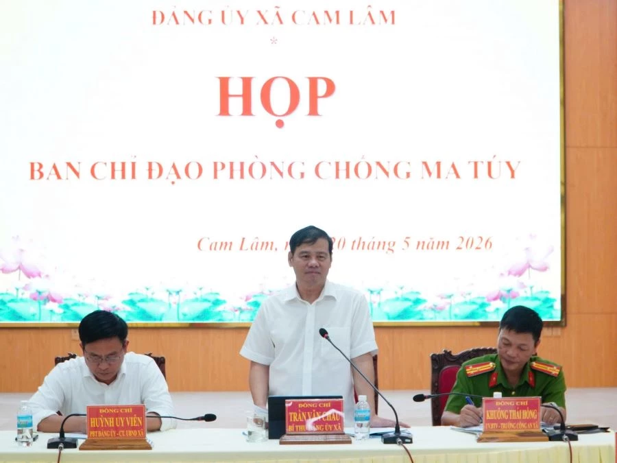 Ông Trần Văn Châu - Bí thư Đảng ủy xã, Trưởng Ban Chỉ đạo phòng, chống ma túy xã Cam Lâm phát biểu tại cuộc họp.