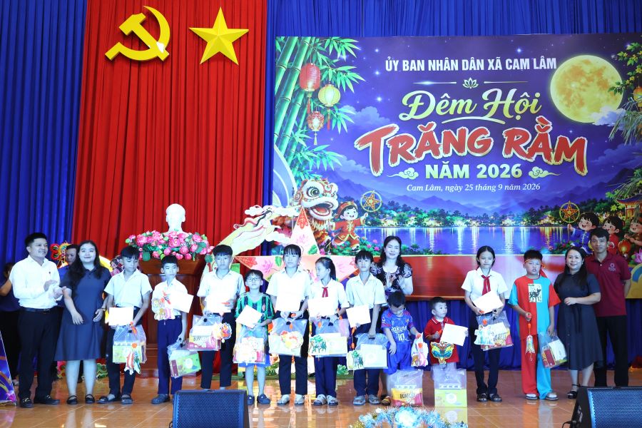 Lãnh đạo xã Cam Lâm tặng học bỏng cho học sinh có hoàn cảnh khó khăn.