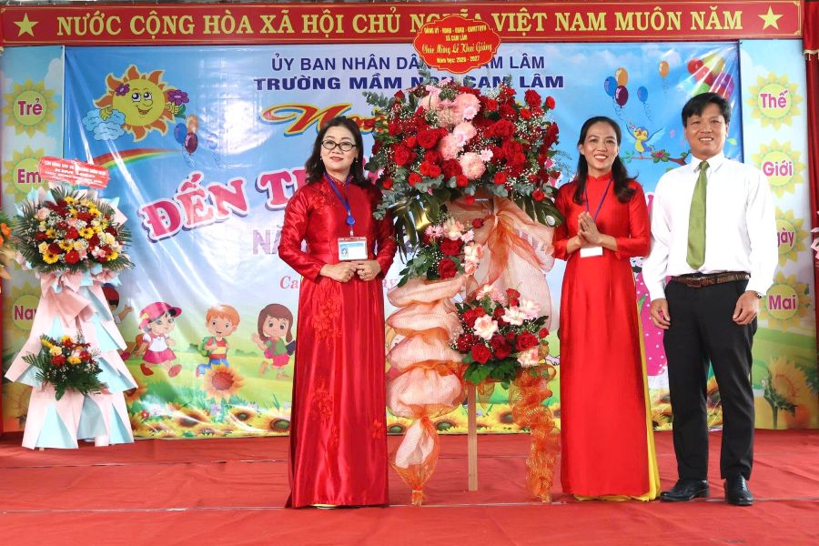 Lãnh đạo HĐND xã tặng hoa chúc mừng năm học mới tại Trường Mầm non Cam Lâm.