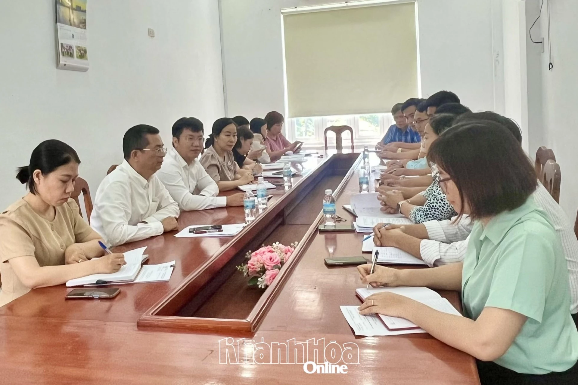 Ông Nguyễn Văn Hoạt - Chủ tịch UBND phường Bắc Cam Ranh điều hành một cuộc họp giải quyết công việc của phường.