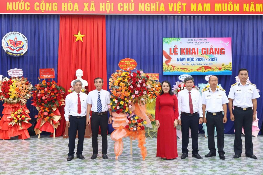 Lãnh đạo UBND xã Cam Lâm tặng hoa chúc mừng năm học mới tại Trường THCS Cam Lâm.