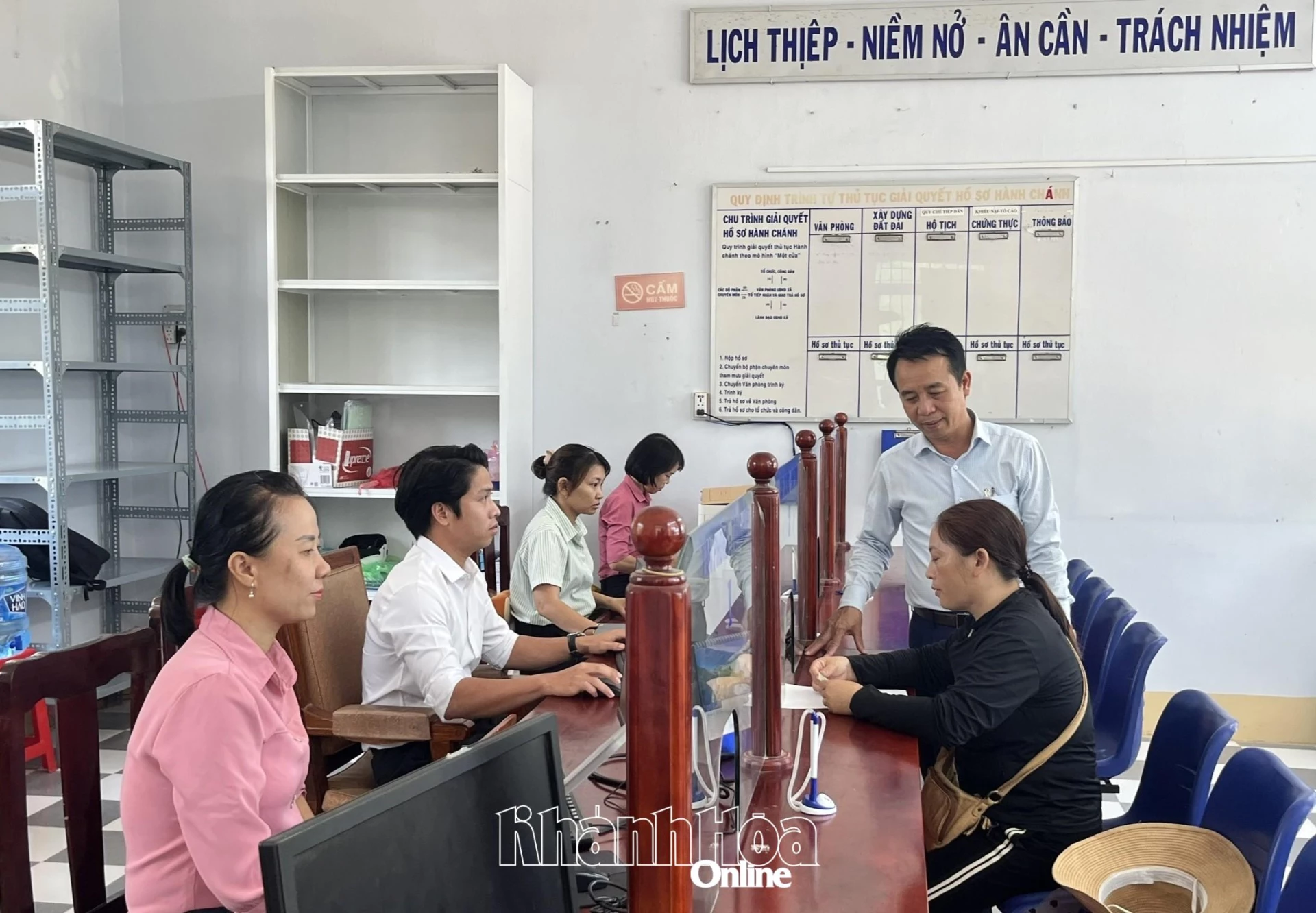 Ông Nguyễn Văn Quế - Chủ tịch UBND xã Vĩnh Hải trao đổi với người dân tại trung tâm hành chính công của xã.