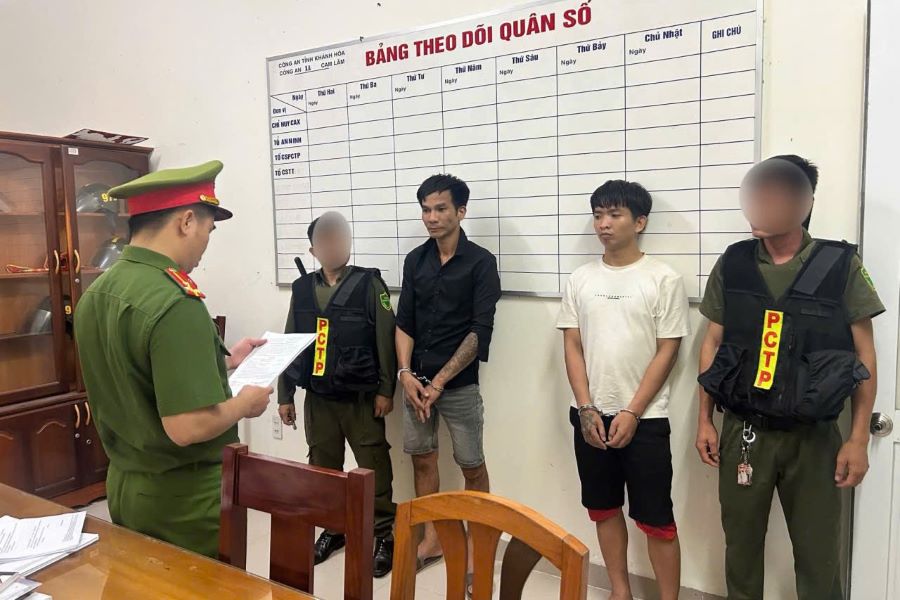 Công an xã Cam Lâm tạm giữ các đối tượng liên quan đến sử dụng, tàng trữ, mua bán trái phép chất ma túy.
