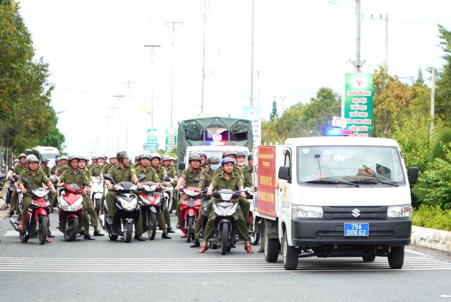 Lực lượng Công an xã Cam Lâm ra quân triển khai cao điểm tổng rà soát, thống kê và thực hiện các giải pháp chuyển hóa địa bàn trọng điểm, phức tạp về ma túy.
