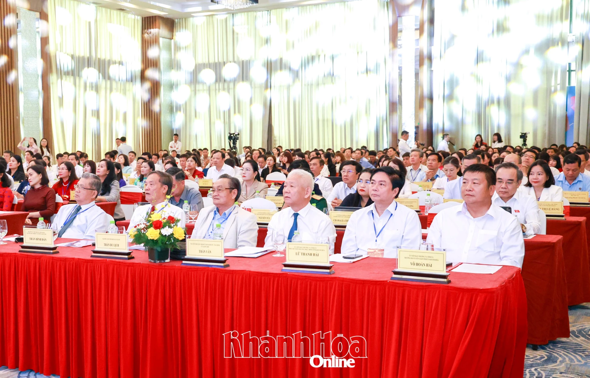 Các đồng chí: Lữ Thanh Hải, Ủy viên BTV Tỉnh ủy, Phó Chủ tịch Thường trực HĐND tỉnh; Võ Hoàn Hải, Ủy viên BTV Tỉnh ủy, Trưởng Ban Tuyên giáo Tỉnh ủy và các đại biểu tham dự hội nghị.