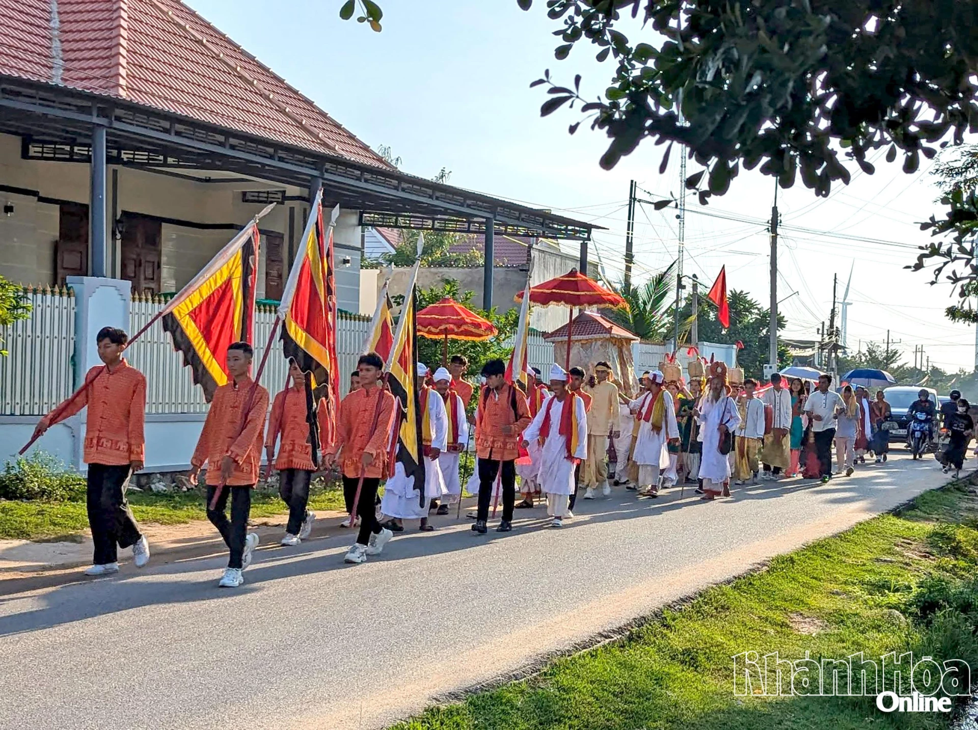 Rước y trang trong lễ hội Katê tại thôn Hậu Sanh (xã Phước Hữu).