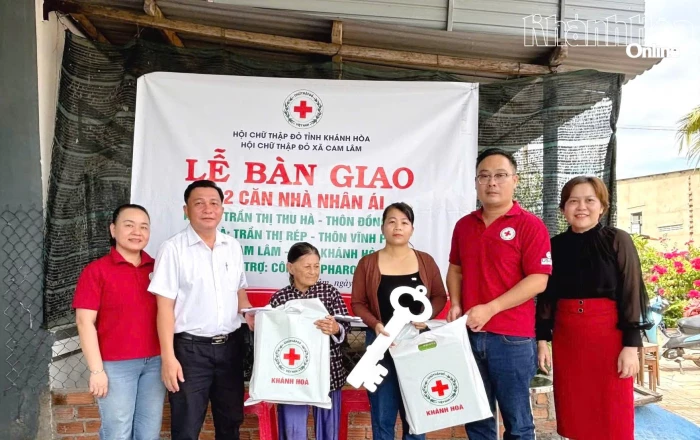Bàn giao 2 nhà Nhân ái cho hộ khó khăn tại xã Cam Lâm