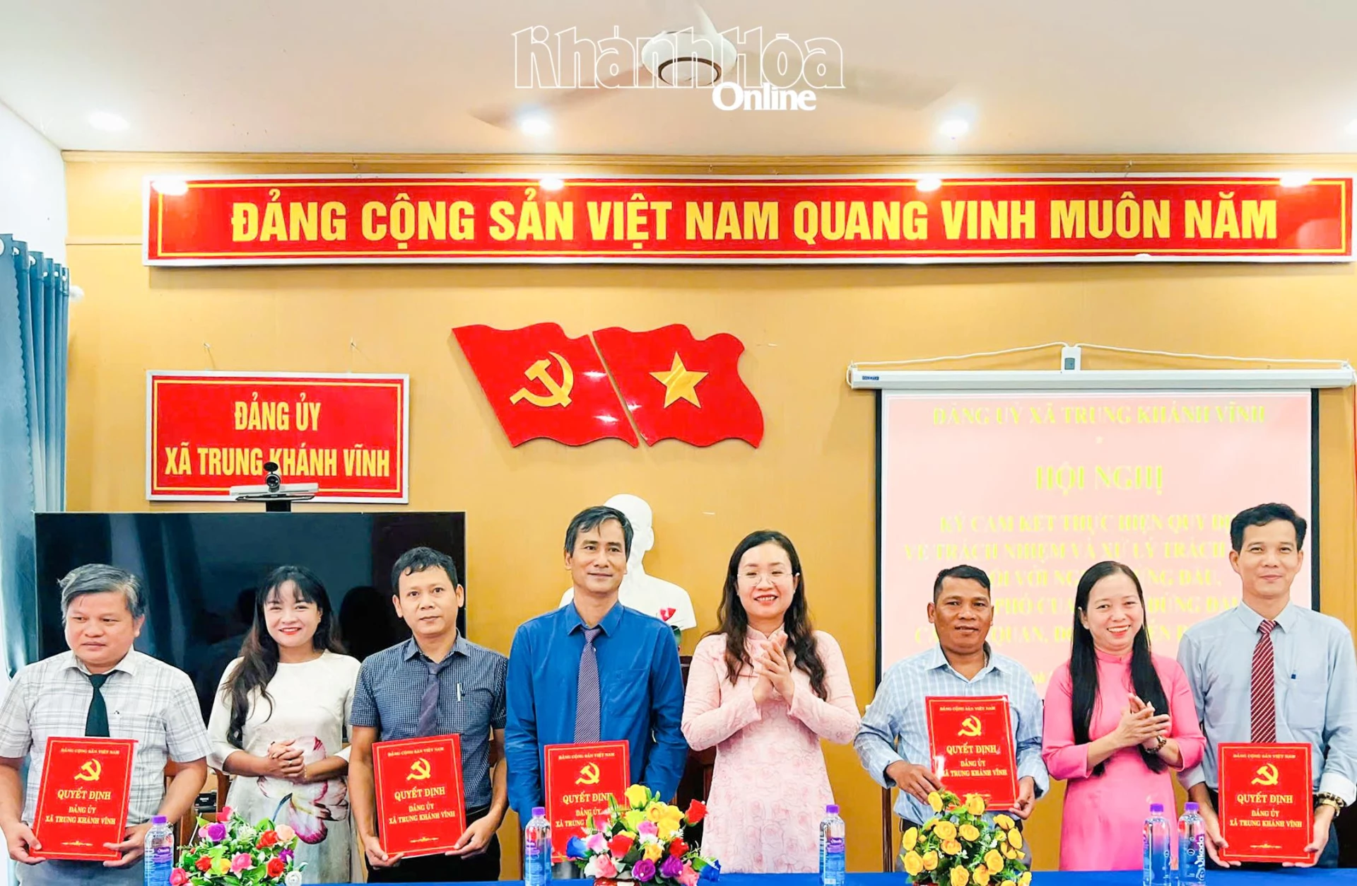 Các đơn vị trực thuộc trao cam kết trách nhiệm người đứng đầu.