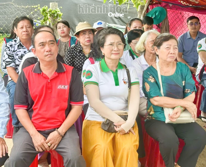 Chương trình truyền hình nhân đạo “Khát vọng sống” trao 100 triệu đồng hỗ trợ gia đình khó khăn