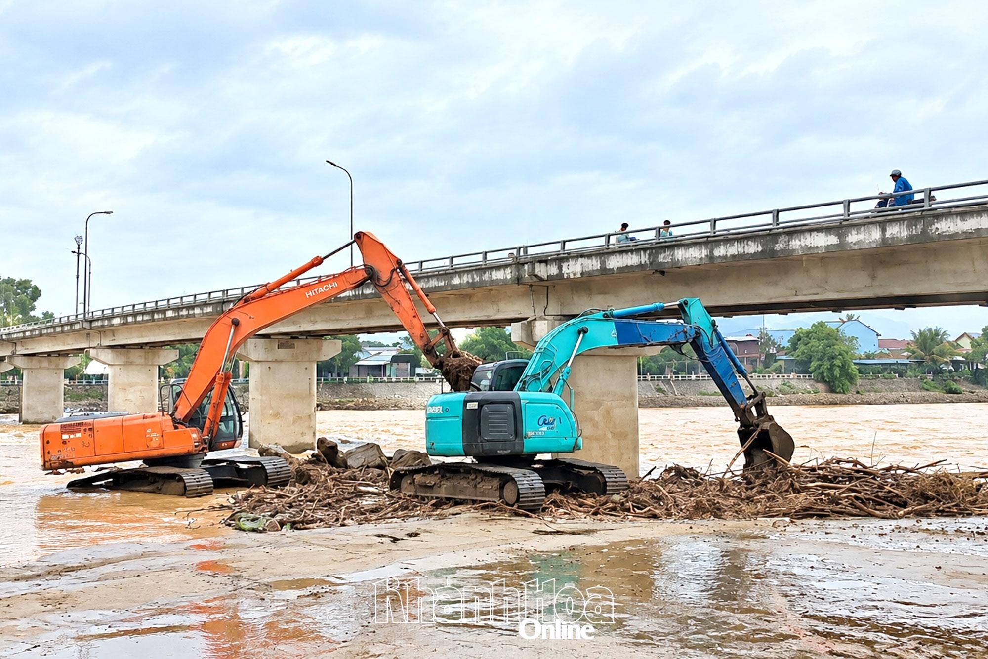 Thi công tháo dỡ đập ngăn mặn cũ trên Sông Cái.