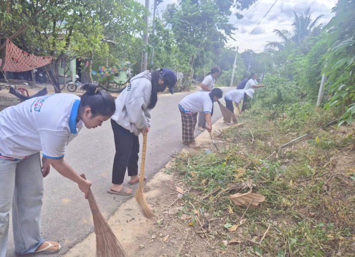 Hội Liên hiệp Phụ nữ xã Nam Khánh Vĩnh ra quân tổng vệ sinh môi trường