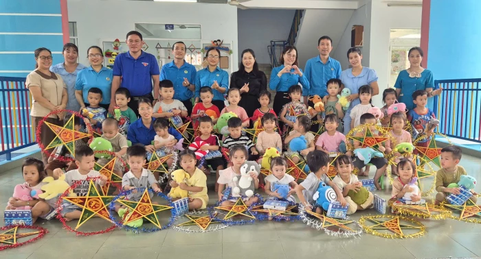 Công đoàn phường Nam Nha Trang phối hợp trao quà Trung thu cho thiếu nhi