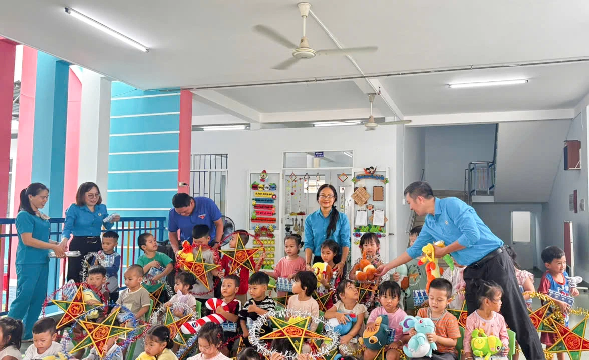 Những món quà được trao tận tay các em nhỏ.