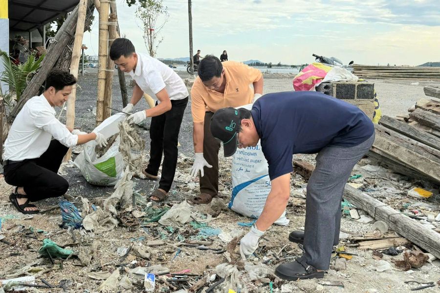 Các lực lượng dọn vệ sinh tại Khu vực Lăng Ông Nam Hải, tổ dân phố Hòa Do Đông. 