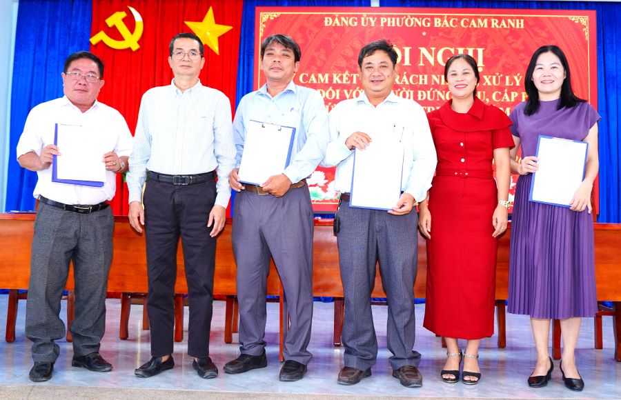 Lãnh đạo phường Bắc Cam Ranh chúc mừng lãnh đạo trường THCS Bắc Cam Ranh