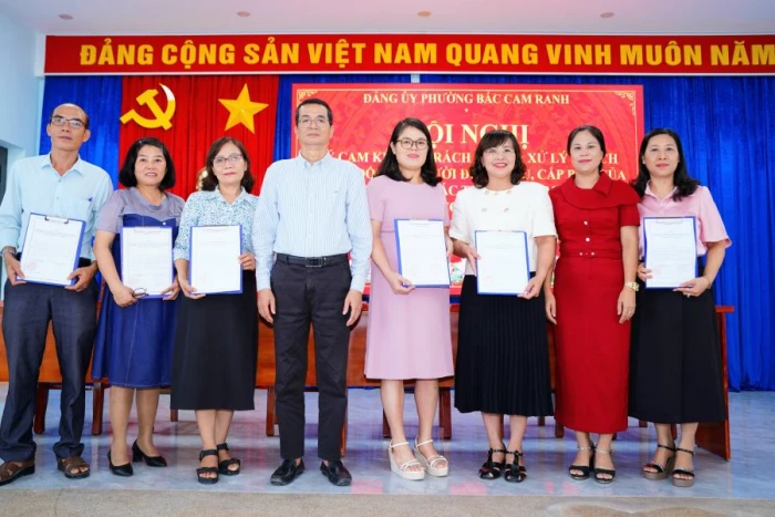 Phường Bắc Cam Ranh tổ chức ký cam kết trách nhiệm đối với người đứng đầu, cấp phó của người đứng đầu các trường học