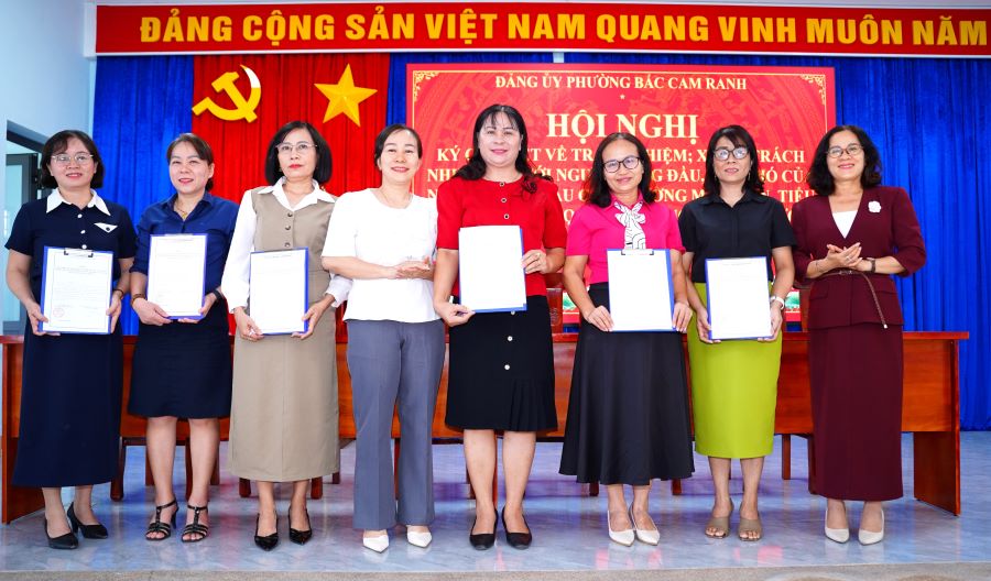 Lãnh đạo phường Bắc Cam Ranh chúc mừng lãnh đạo trường Mầm Non Bắc Cam Ranh 