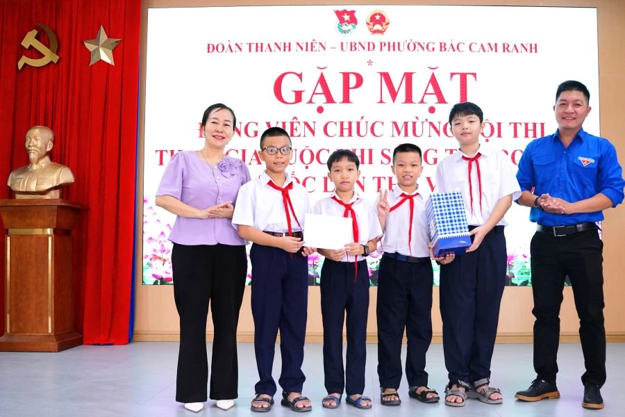 Lãnh đạo phường và Đoàn Thanh niên phường tặng quà động viên đội thi.