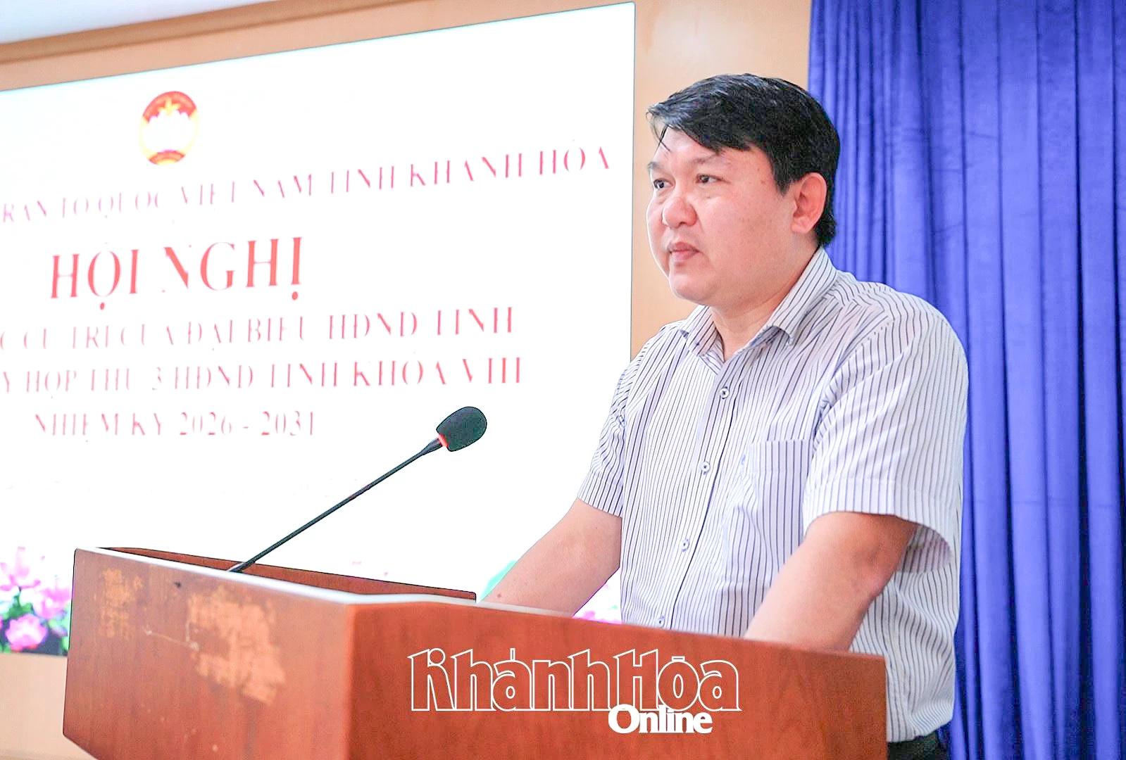Đồng chí Lương Đức Hải phát biểu tại buổi tiếp xúc cử tri.