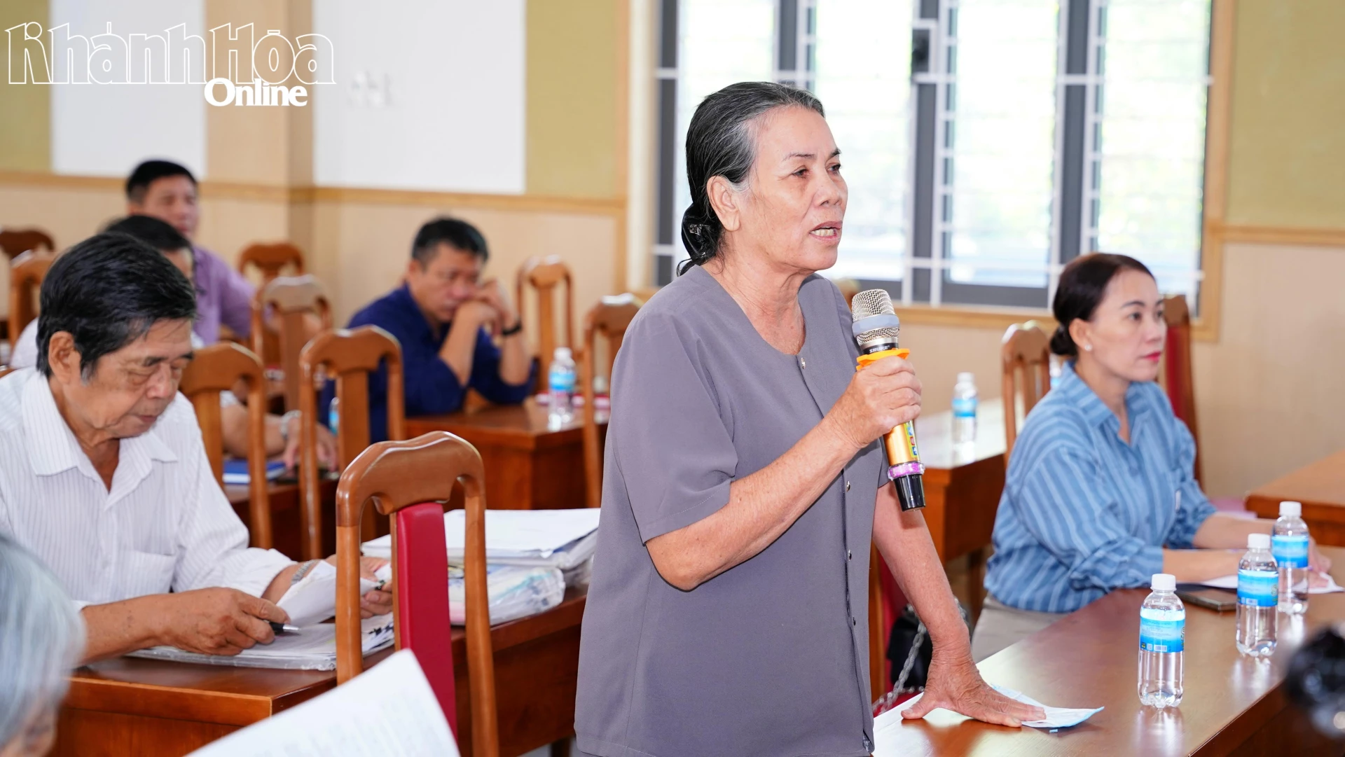 Cử tri phát biểu ý kiến tại buổi tiếp xúc