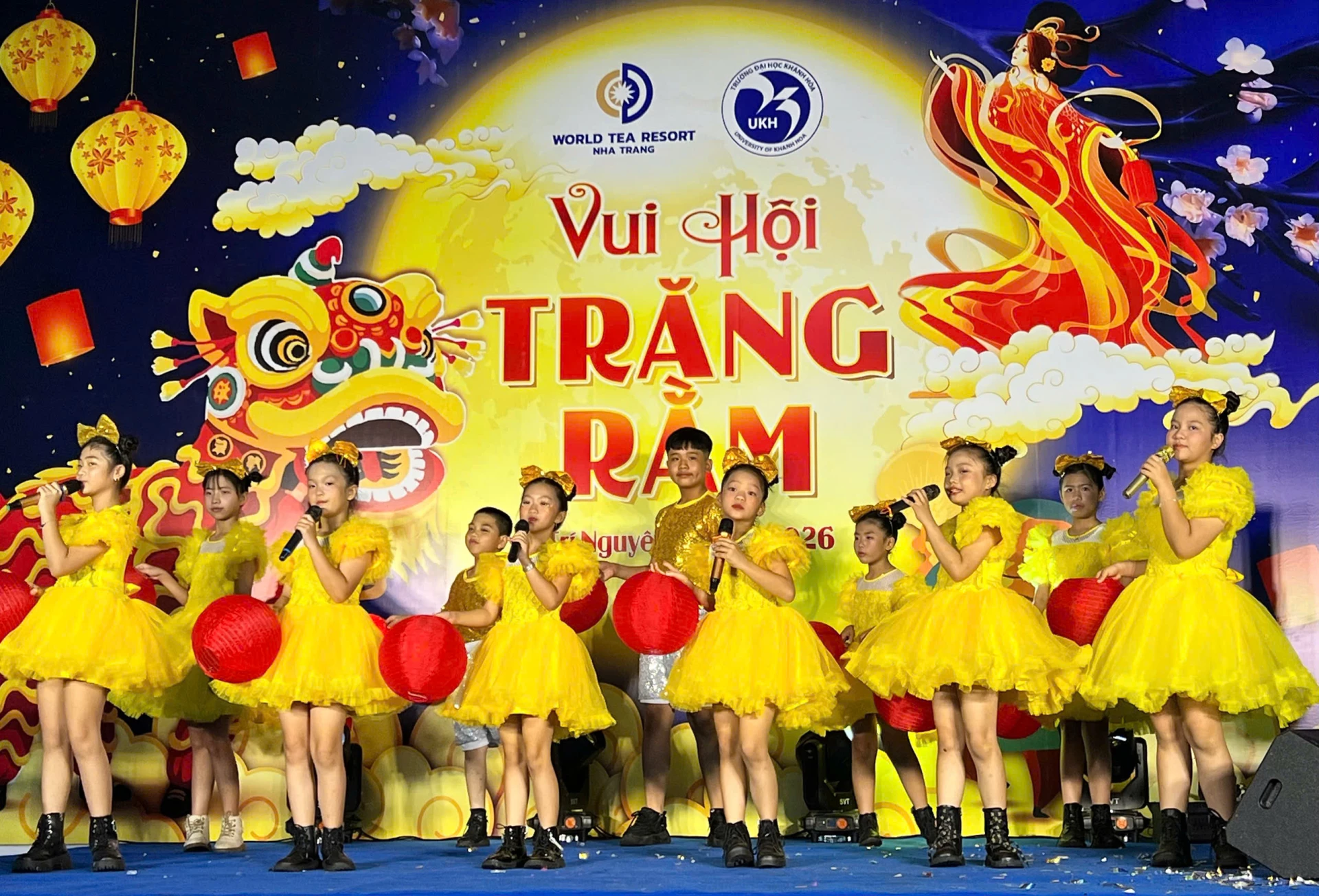 Các em nhỏ biểu diễn văn nghệ