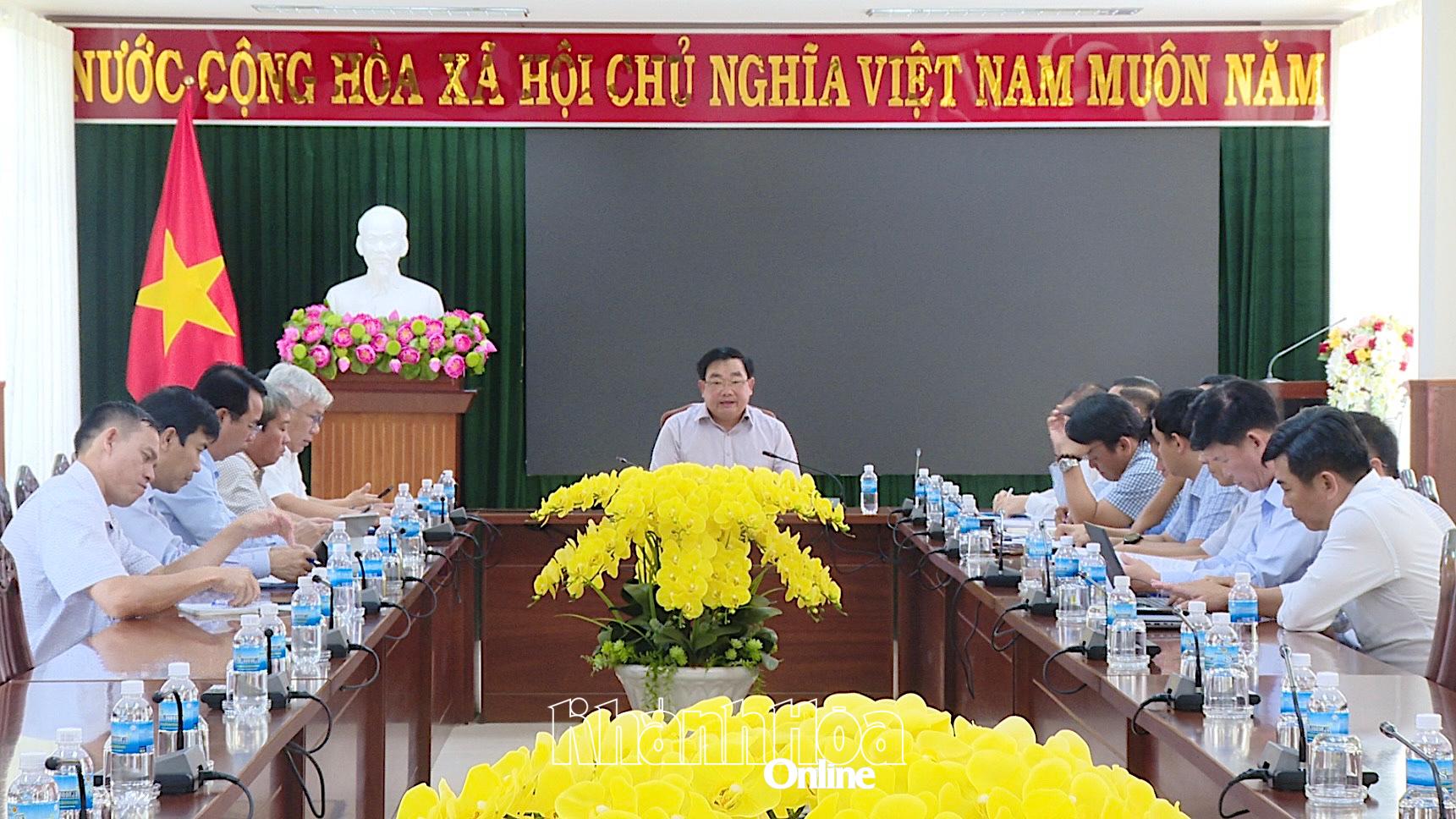 Đồng chí Trịnh Minh Hoàng chủ trì cuộc họp.