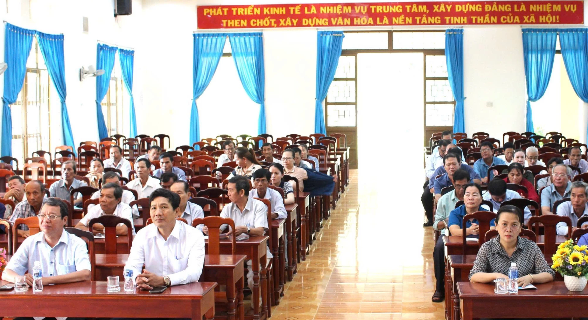 Các đại biểu và học viên tham dự khai giảng lớp tập huấn.
