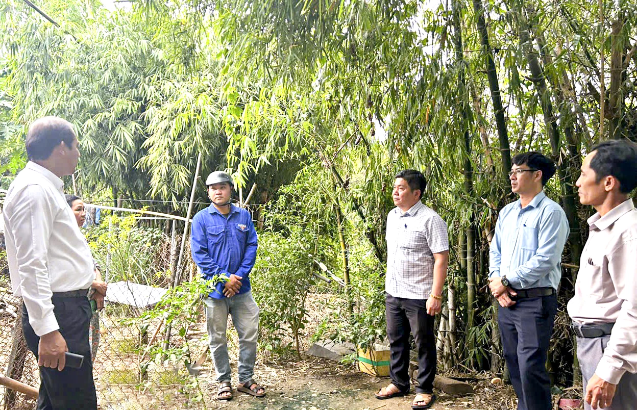 L&atilde;nh đạo x&atilde; H&ograve;a Tr&iacute; trao đổi với c&aacute;c lực lượng v&agrave; người d&acirc;n về c&ocirc;ng t&aacute;c ứng ph&oacute; với thi&ecirc;n tai.