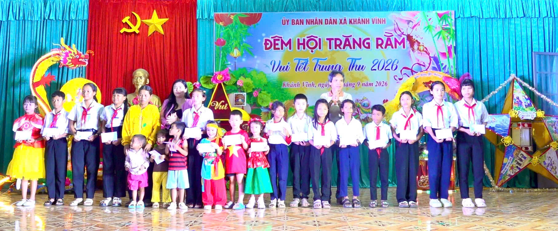 Trao học bổng cho các em học sinh có hoàn cảnh khó khăn. Ảnh: PHÙNG QUỲNH.