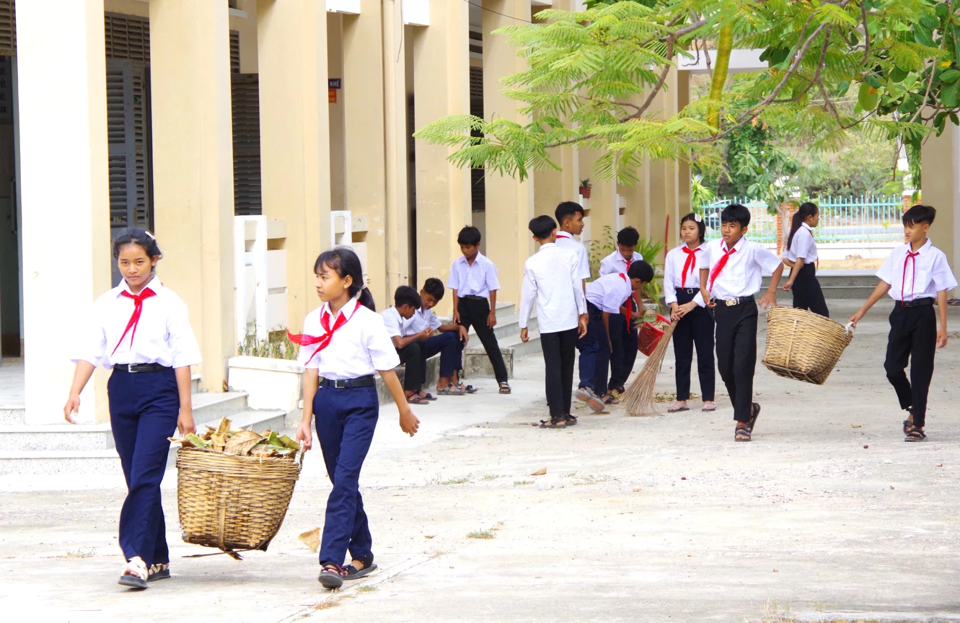 Học sinh Trường Phổ thông Dân tộc nội trú THCS Cam Ranh dọn vệ sinh khuôn viên trường.