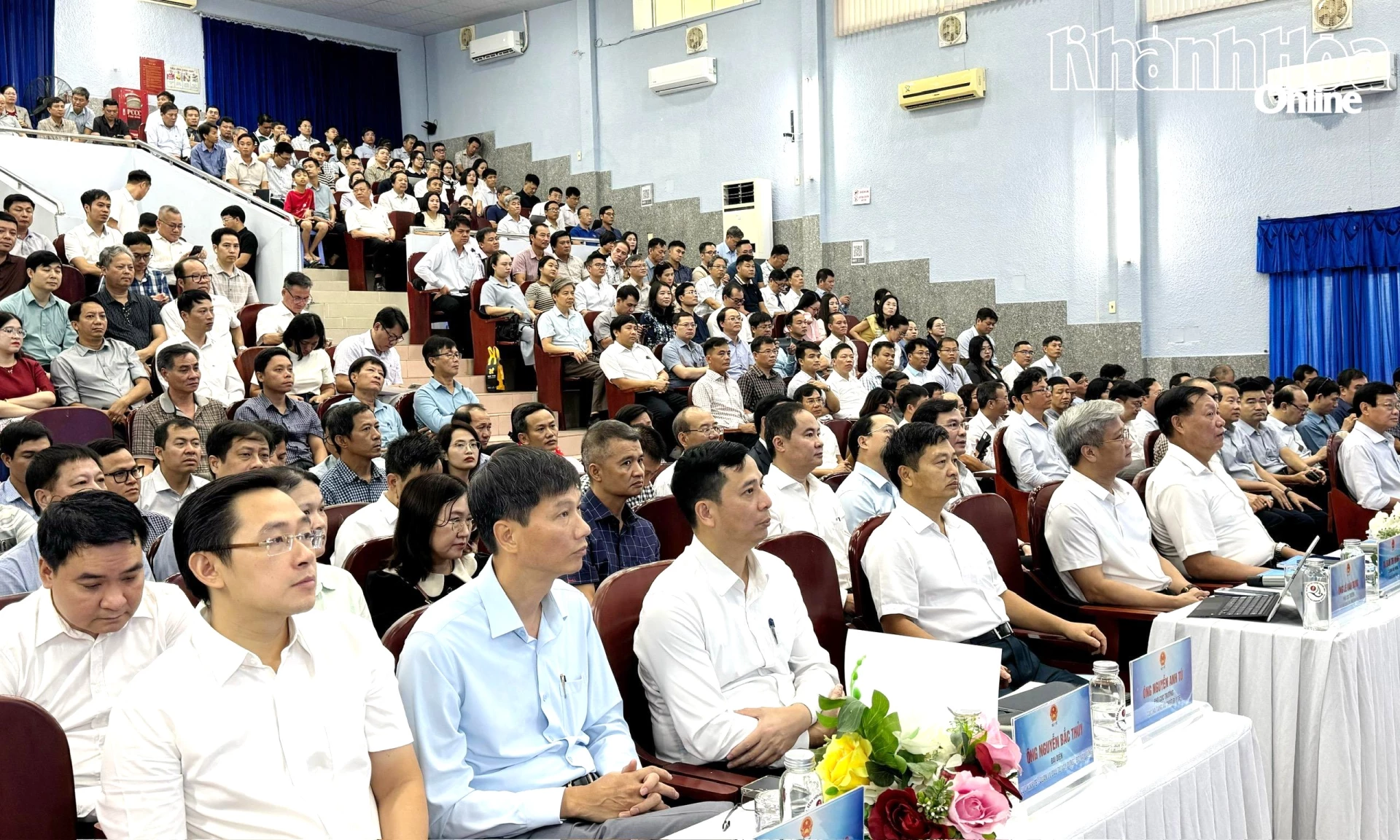 Các đại biểu tham gia hội nghị.