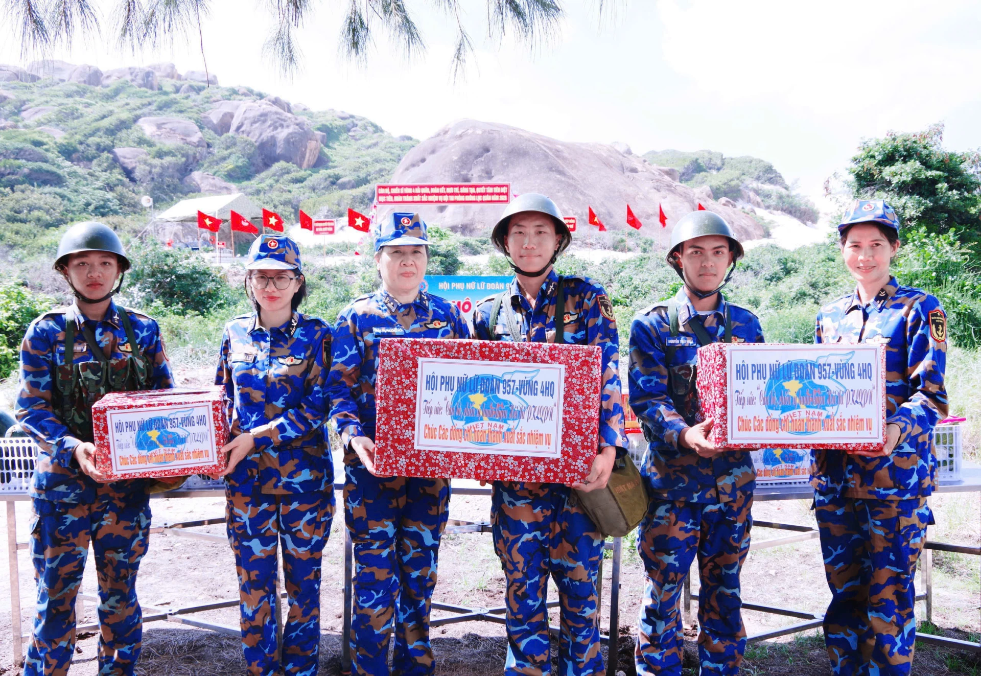 Hội phụ nữ tặng quà động viên cán bộ, chiến sĩ tham gia hội thi.