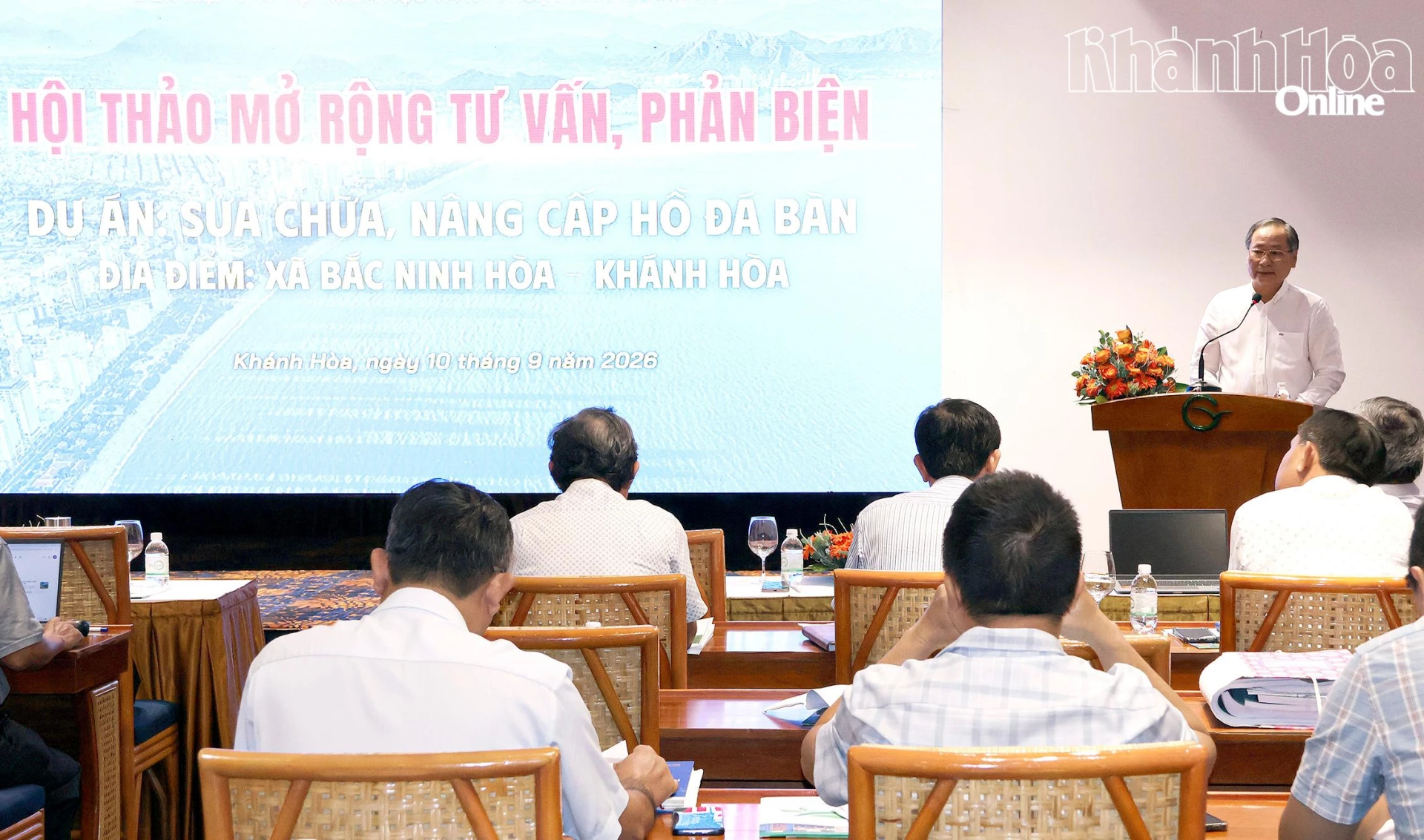 Ông Nguyễn Đắc Tài - Chủ tịch Liên hiệp các Hội Khoa học và
Kỹ thuật tỉnh Khánh Hòa phát biểu tại Hội thảo tư vấn, phản biện Dự án Sửa chữa, nâng cấp hồ Đá Bàn.