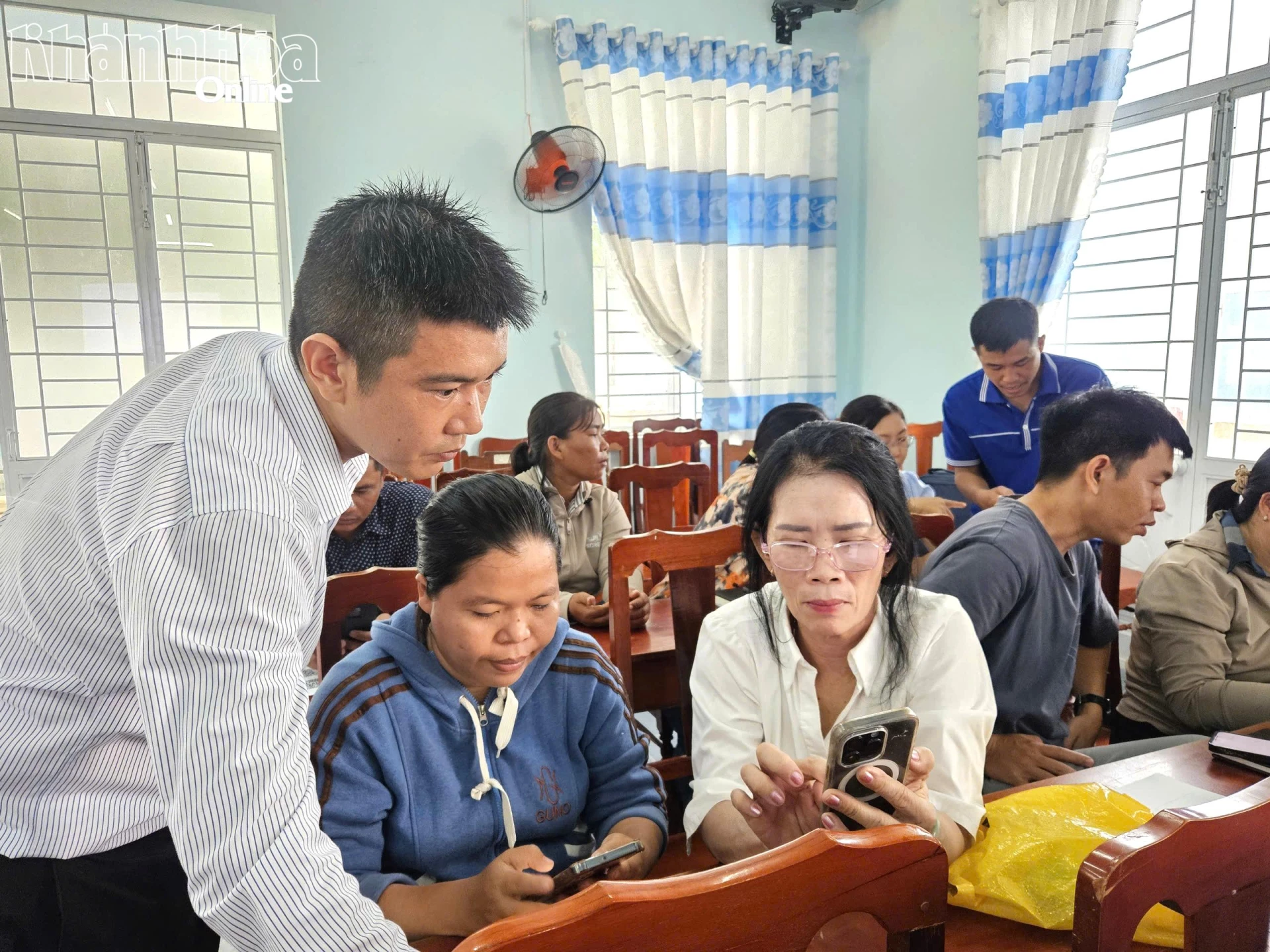 Đại diện VNPT tập huấn sử dụng phần mềm cho cán bộ, trưởng các thôn trên địa bàn xã.