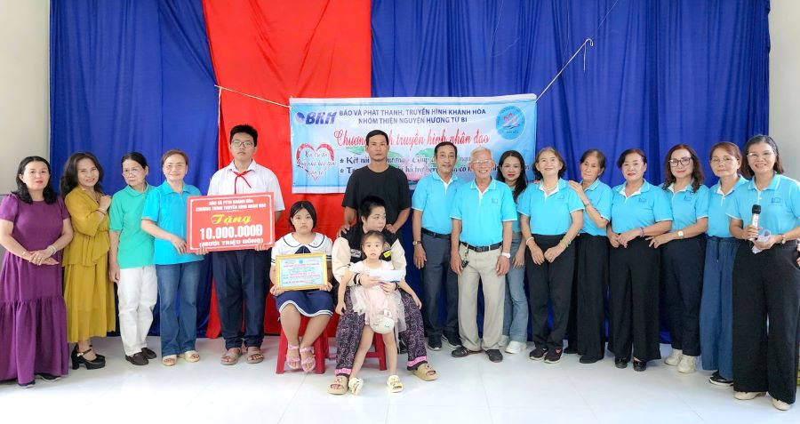 Nhóm thiện nguyện Hương Từ Bi trao kinh phí hỗ trợ cho chị Nguyễn Thị Huệ.