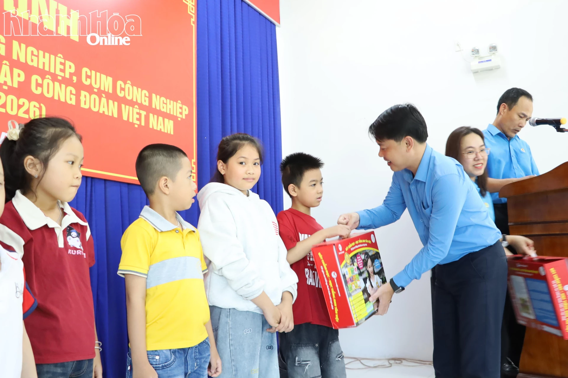 Ông Bùi Hoài Nam - Phó Chủ tịch Ủy ban MTTQ Việt Nam tỉnh, Chủ tịch Liên đoàn Lao động tỉnh trao bộ bút chấm đọc, học tiếng Anh cho con công nhân.