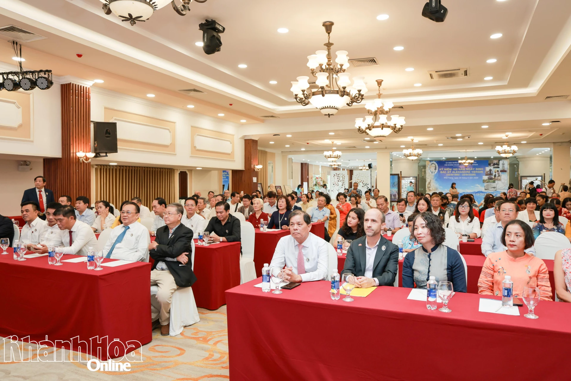 Các đại biểu tham dự buổi lễ.