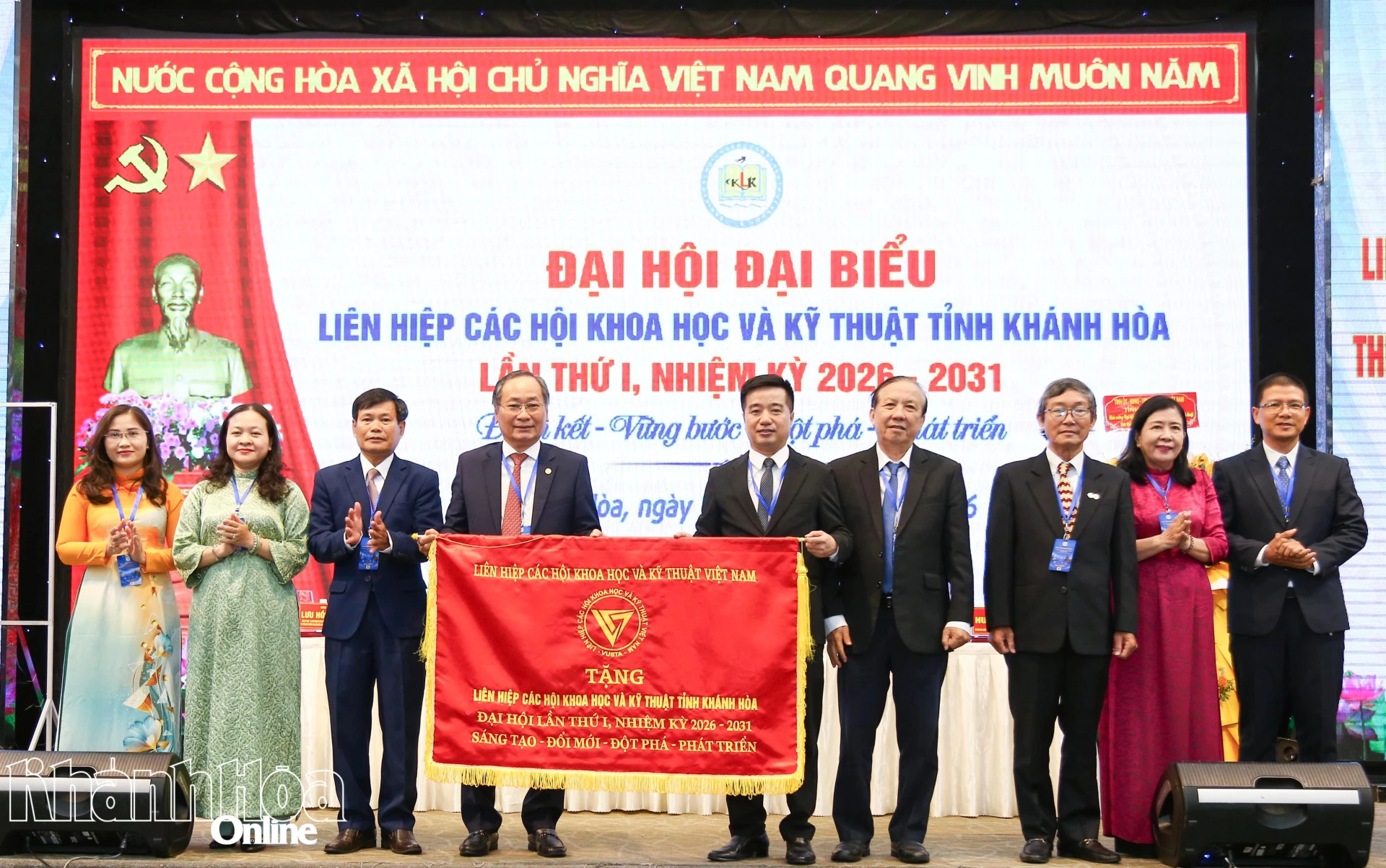 Ông Nguyễn Quyết Chiến trao bức trướng của Liên hiệp các Hội Khoa học và Kỹ thuật Việt Nam tặng đại hội.