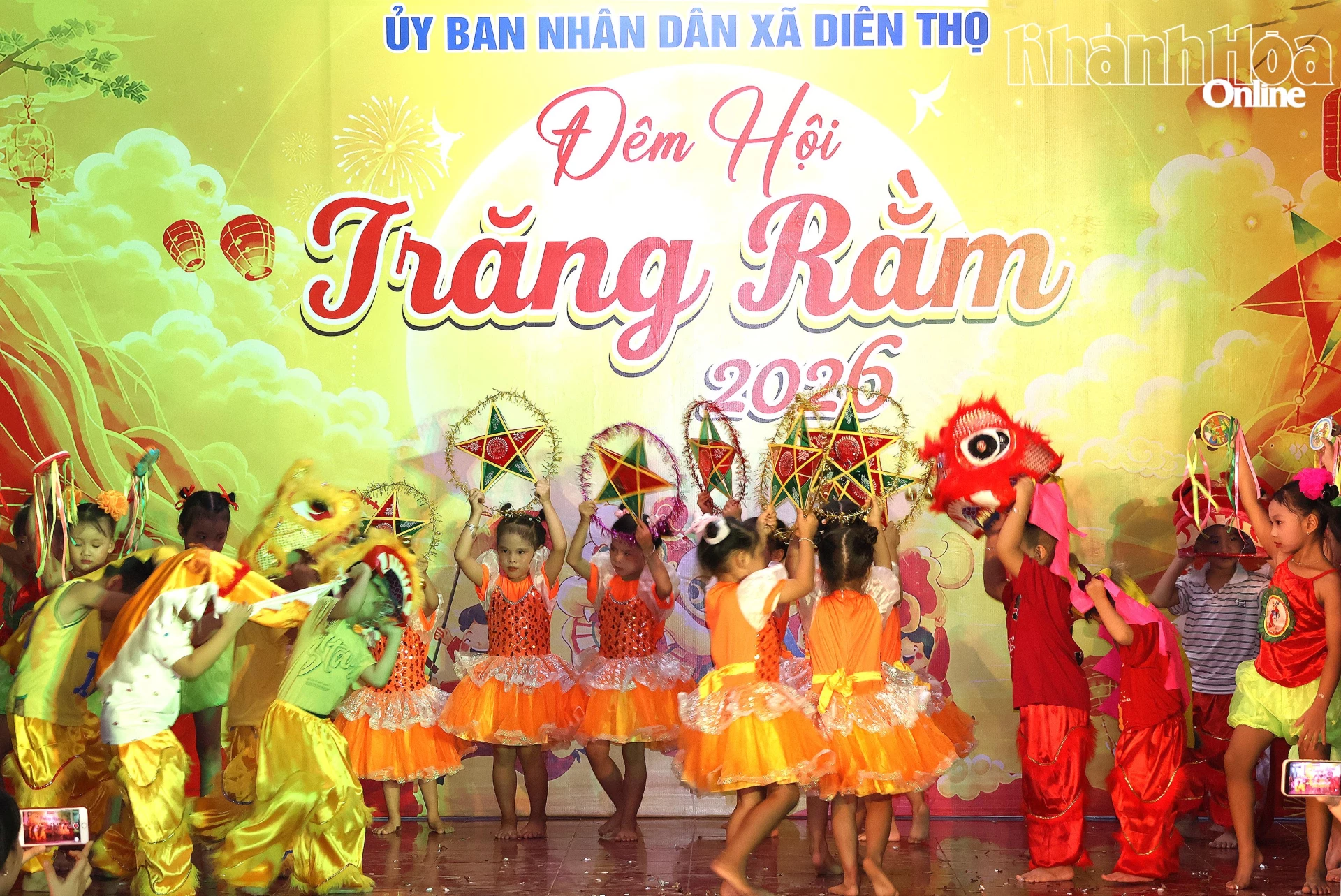 Tiết mục Vui đêm Trung thu của các cháu thiếu nhi đến từ Trường Mầm non Diên Thọ.