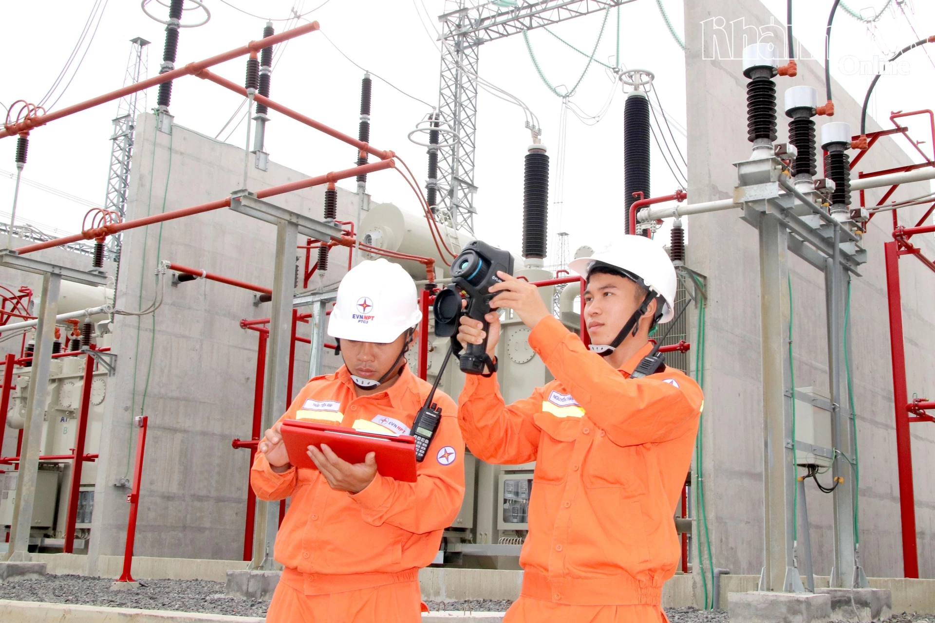 Kỹ sư ngành điện lực đo cảm biến nhiệt tại Trạm biến áp 500kV Vân Phong.