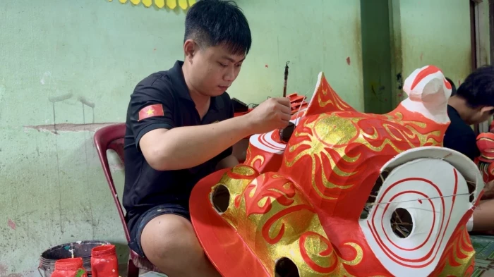 Người thổi hồn vào những chiếc đầu lân
