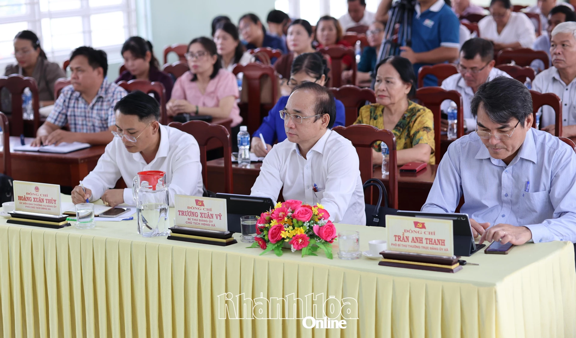 Các đại biểu tham dự hội nghị tiếp xúc cử tri.