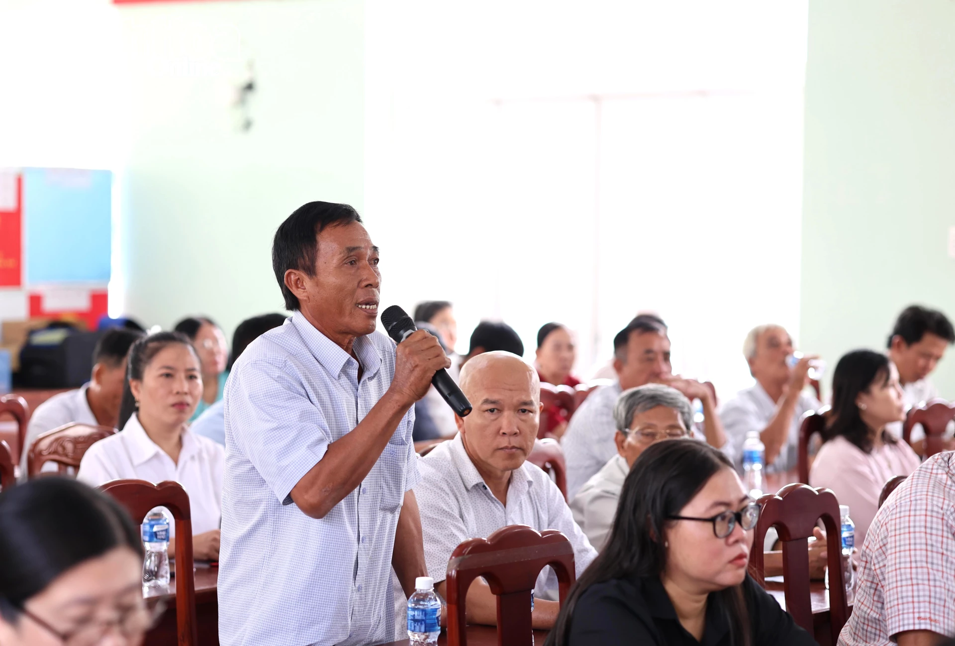 Cử tri nêu kiến nghị tại buổi tiếp xúc.