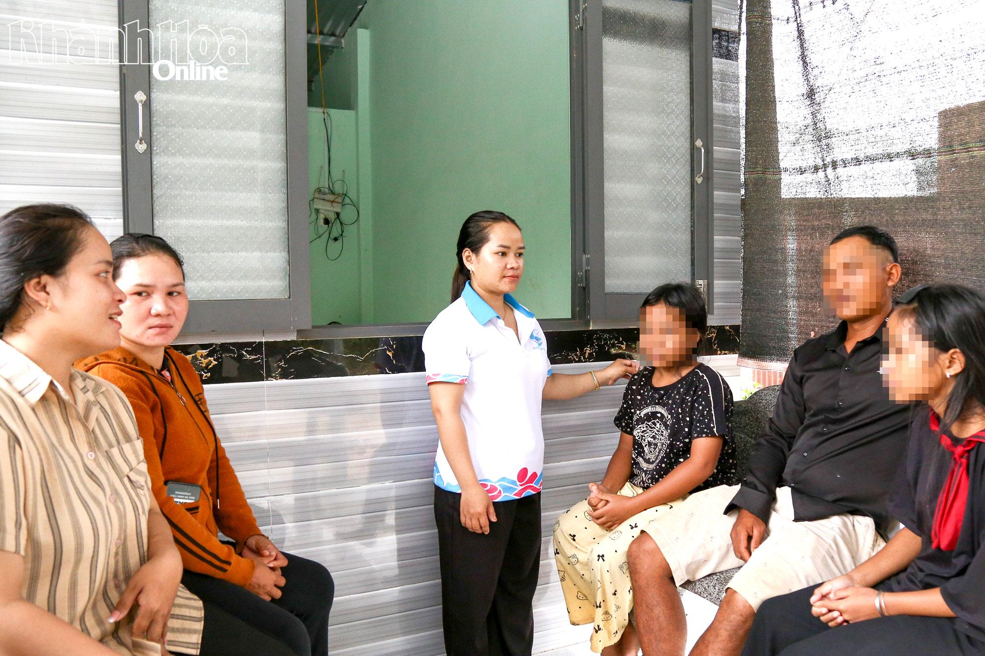 Bà Cao Thị Chuyển (thứ 3 từ trái sang) vận động các học sinh đến lớp, không kết hôn sớm.