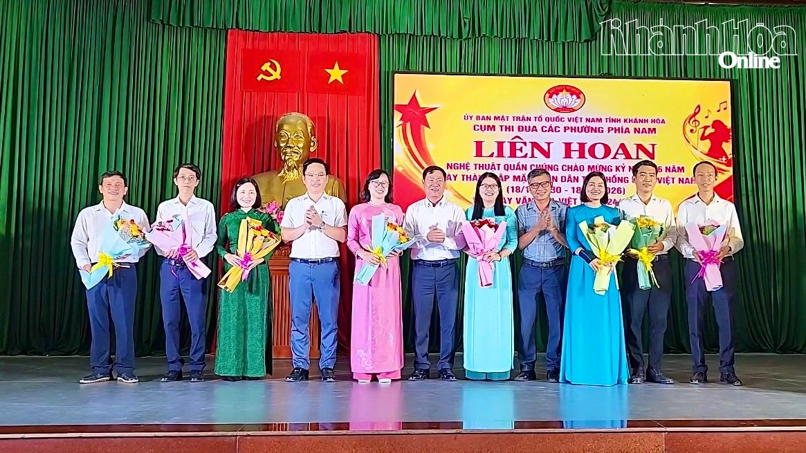 Ông Nguyễn Trung Dũng, Phó Chủ tịch Ủy ban MTTQ Việt Nam tỉnh Khánh Hòa tặng hoa cho các đội tại Cụm thi đua các phường phía Nam tỉnh Khánh Hòa