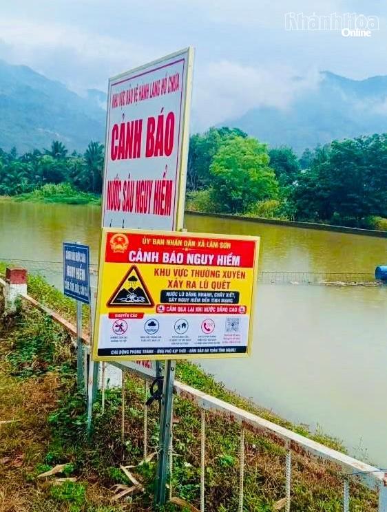 Nhiều biển cảnh báo được lắp đặt tại khu vực đập Tràn Hạ 1 - suối Gia Chiêu.