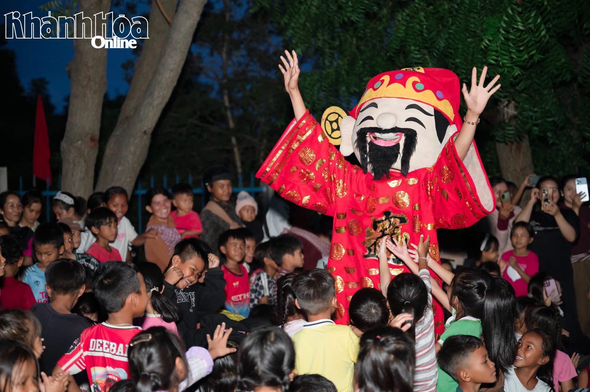 Trẻ em xã Mỹ Sơn hào hứng xem múa lân, vui đùa cùng ông Thần tài trong đêm hội Trung thu.