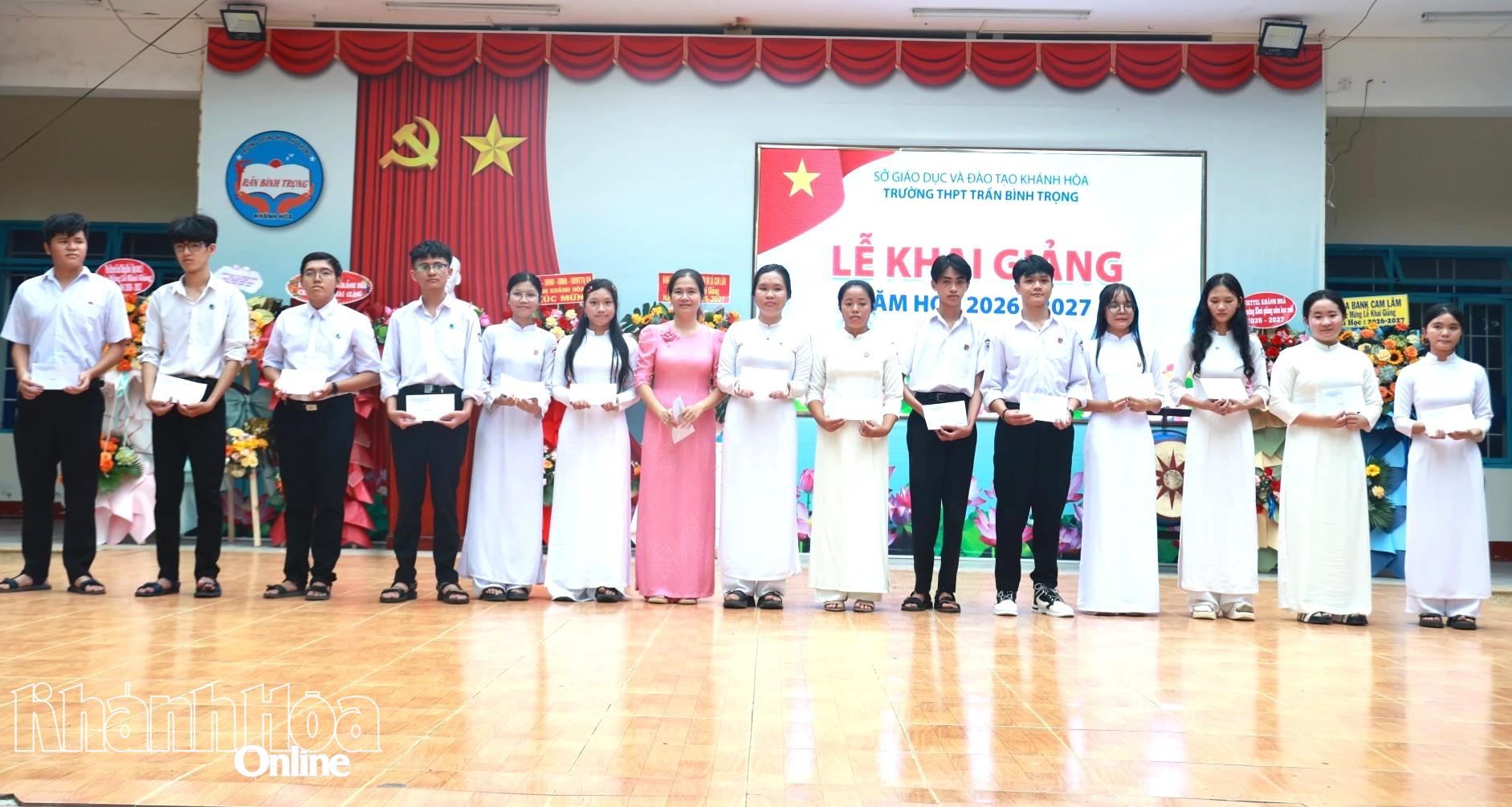 Hội cựu học sinh của trường trao học bổng cho các học sinh học giỏi.