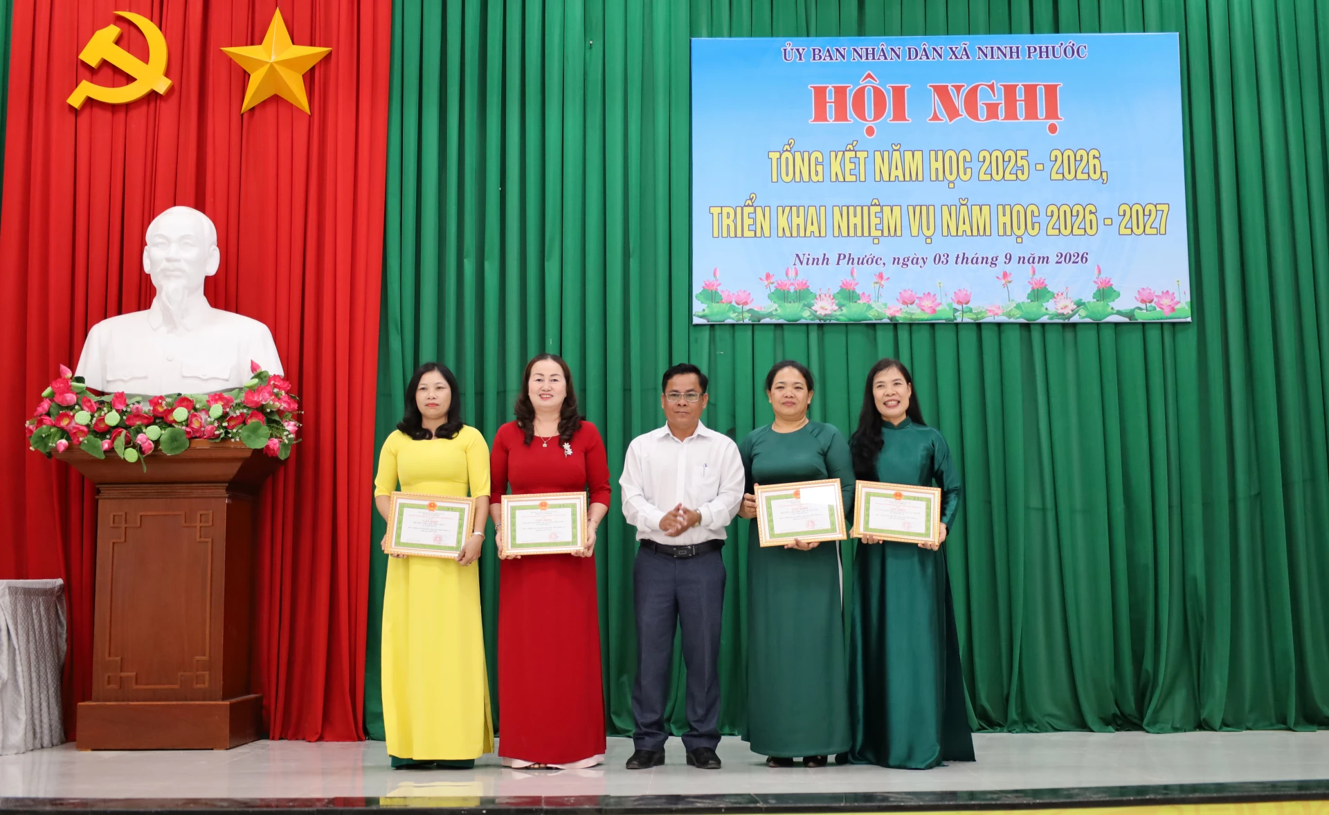 Lãnh đạo UBND xã Ninh Phước trao giấy khen cho các tập thể.